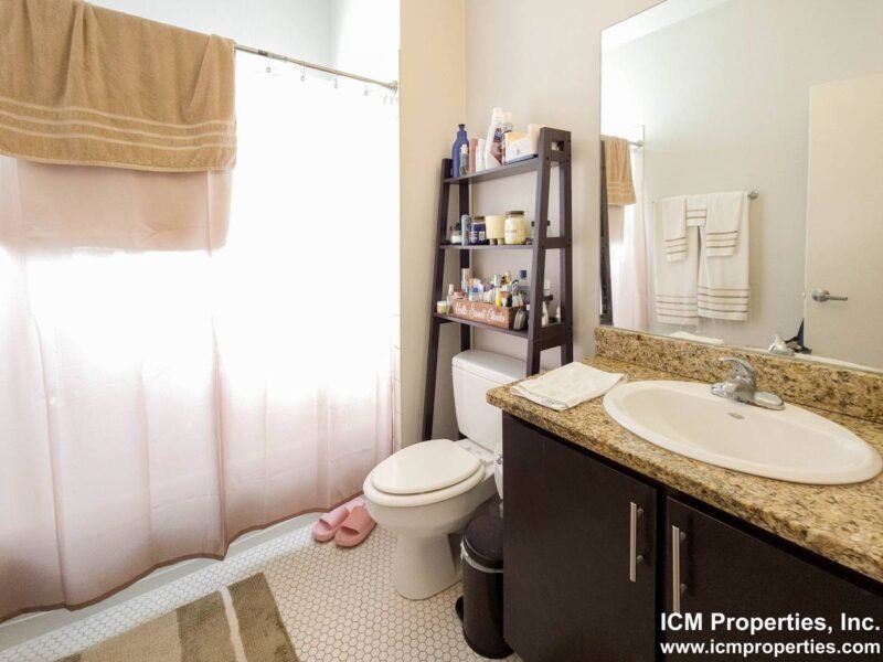 2br - Lincoln Park 2-Bed Garden